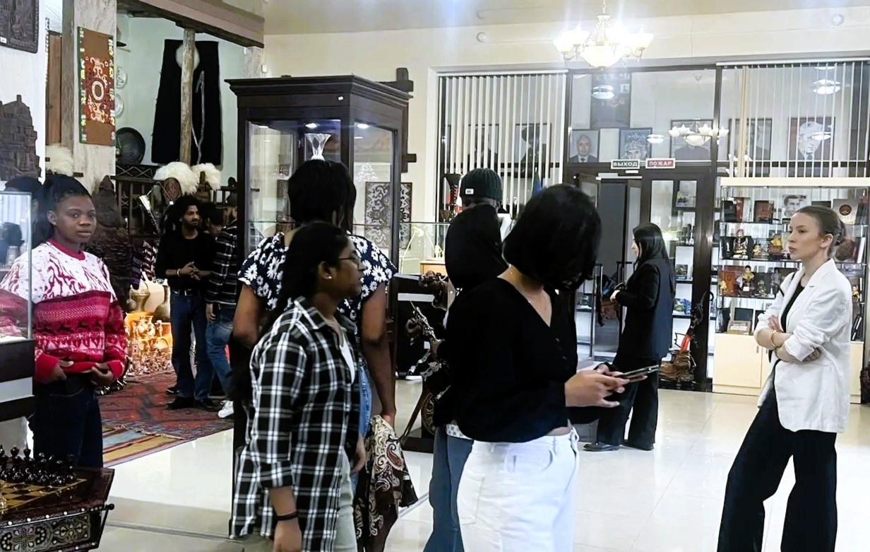 Иностранные студенты дагестанских вузов посетили Центр народных художественных промыслов республики